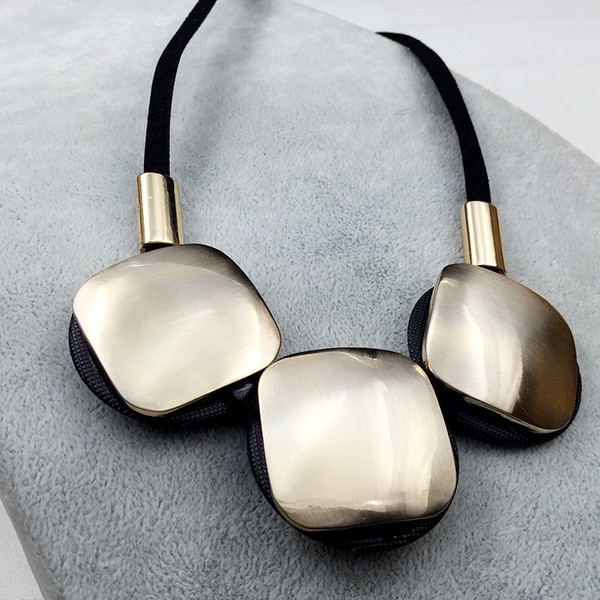 Colier modern de dama cu pietre mari