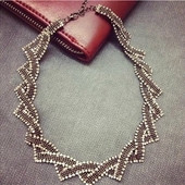 Colier elegant de dama cu pietre albe decorative