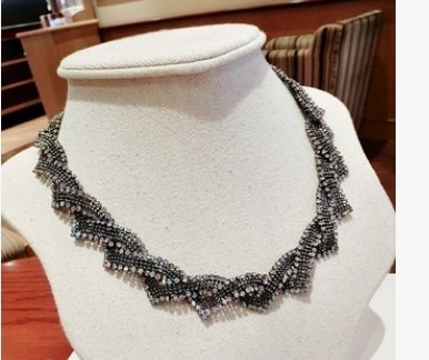 Colier elegant de dama cu pietre albe decorative