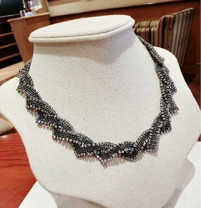 Colier elegant de dama cu pietre albe decorative