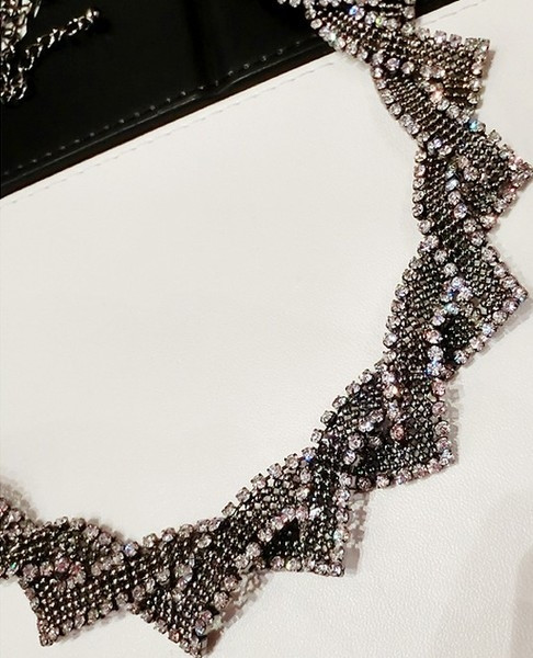 Colier elegant de dama cu pietre albe decorative