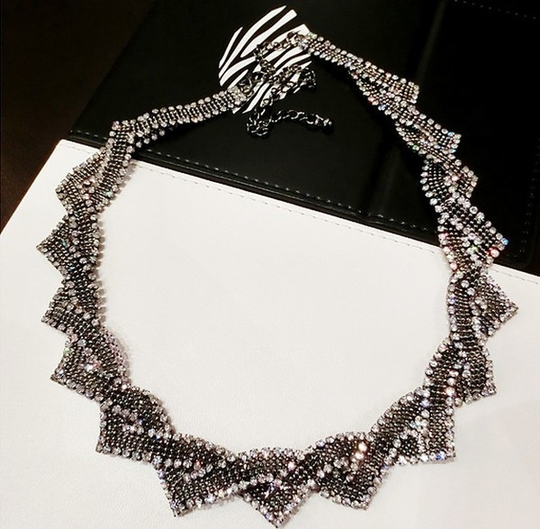 Colier elegant de dama cu pietre albe decorative