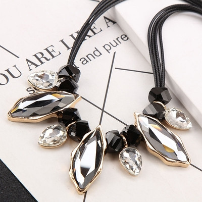 Women`s elegant necklace in three models with large decorative stones in several colors