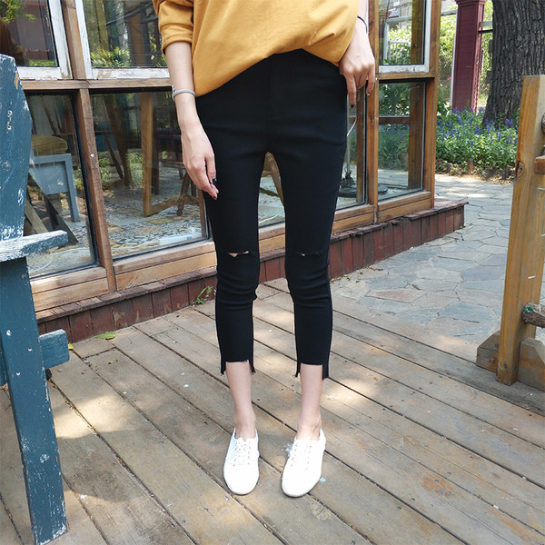 Fekete női farmer szakadt motívumokkal