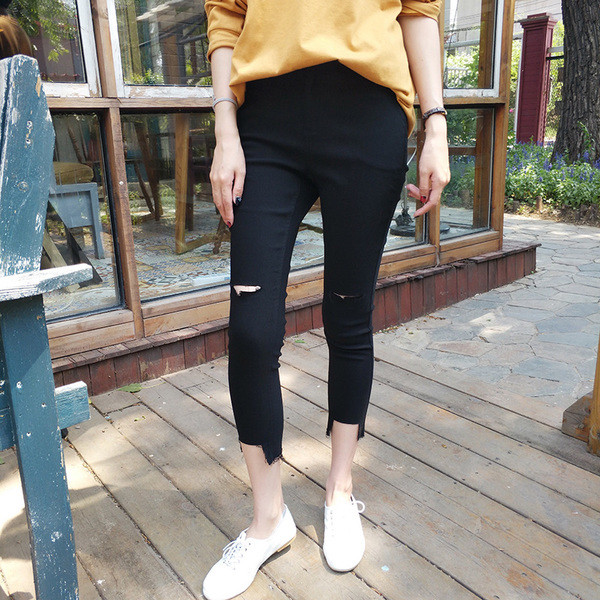 Fekete női farmer szakadt motívumokkal