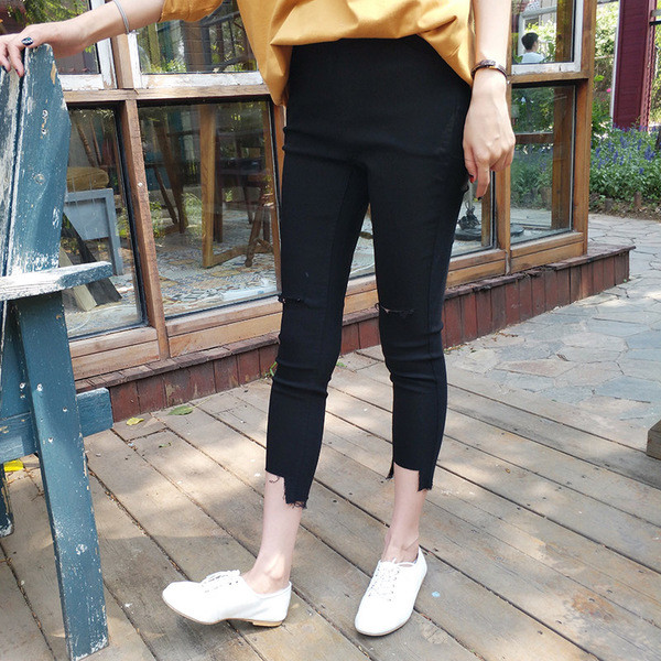 Fekete női farmer szakadt motívumokkal