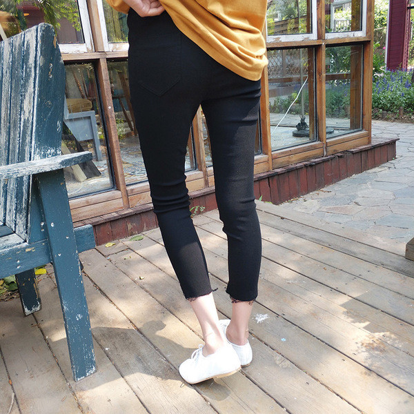 Fekete női farmer szakadt motívumokkal