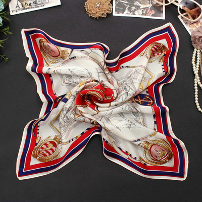 Női kis sál különböző díszítéssel