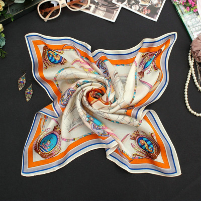 Női kis sál különböző díszítéssel