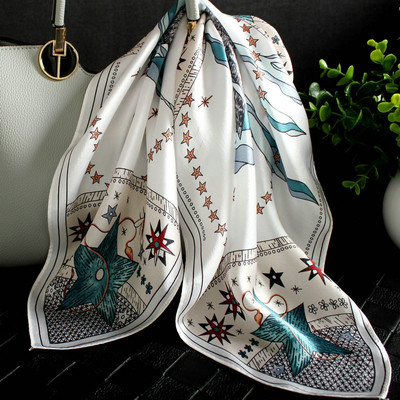 Női kis sál különböző díszítéssel