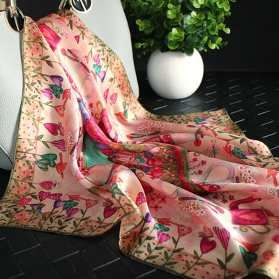 Női kis sál különböző díszítéssel