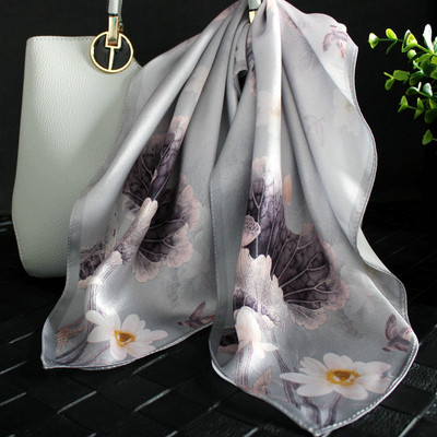 Női kis sál különböző díszítéssel