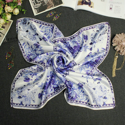 Női kis sál különböző díszítéssel