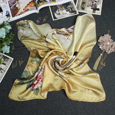 Női kis sál különböző díszítéssel