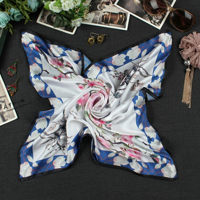 Női kis sál különböző díszítéssel