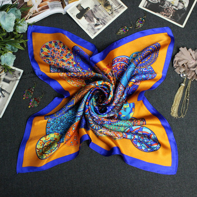 Női kis sál különböző díszítéssel