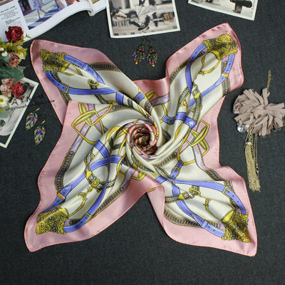 Női kis sál különböző díszítéssel