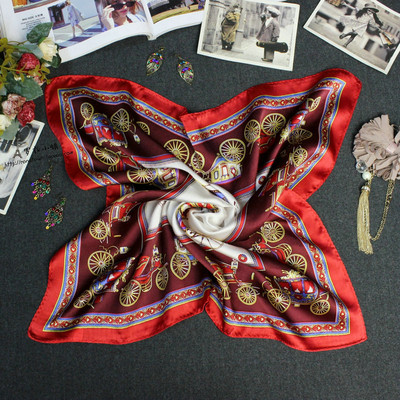 Női kis sál különböző díszítéssel