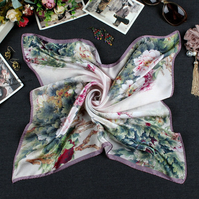 Női kis sál különböző díszítéssel