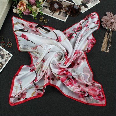 Női kis sál különböző díszítéssel