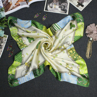 Női kis sál különböző díszítéssel