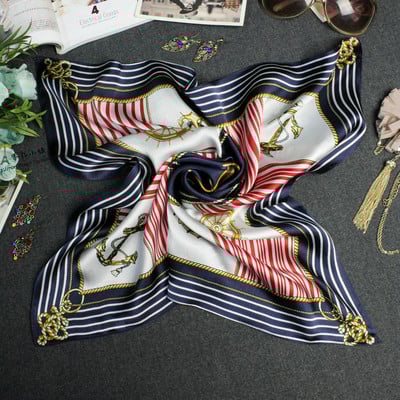 Női kis sál különböző díszítéssel