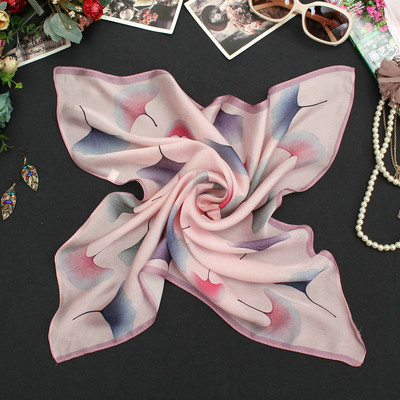 Női kis sál különböző díszítéssel