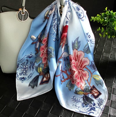 Női kis sál különböző díszítéssel