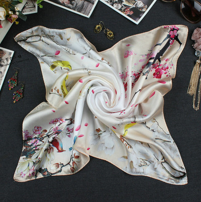 Női kis sál különböző díszítéssel