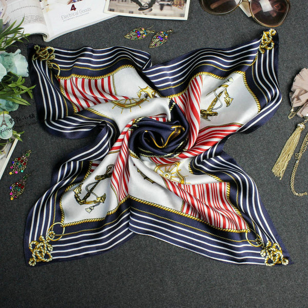 Női kis sál különböző díszítéssel