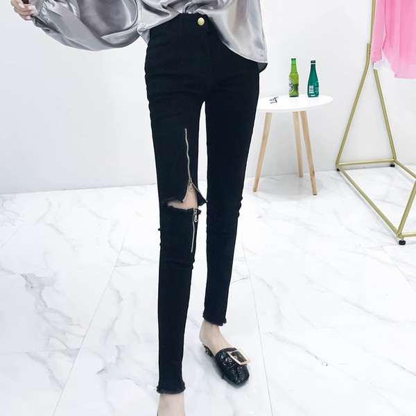 Модерни дамски дънки в черен цвят с цип на крака