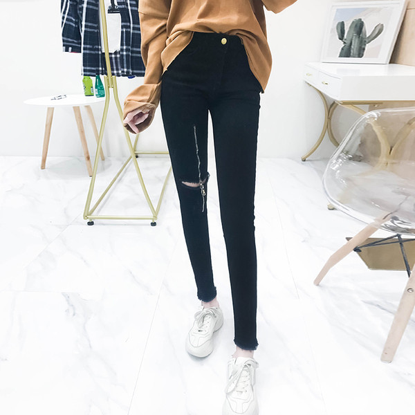 Модерни дамски дънки в черен цвят с цип на крака