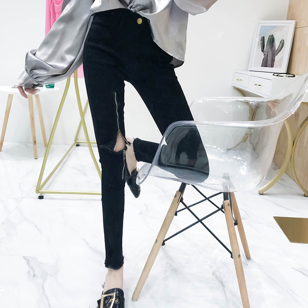 Модерни дамски дънки в черен цвят с цип на крака