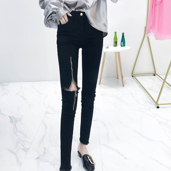 Модерни дамски дънки в черен цвят с цип на крака