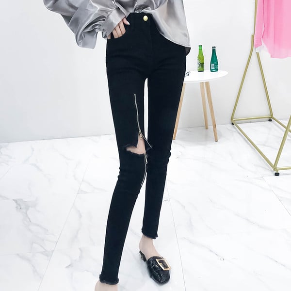 Модерни дамски дънки в черен цвят с цип на крака