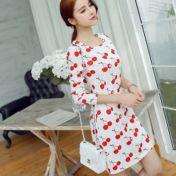 Rochie casual de dama alba, cu aplicatie de cirese