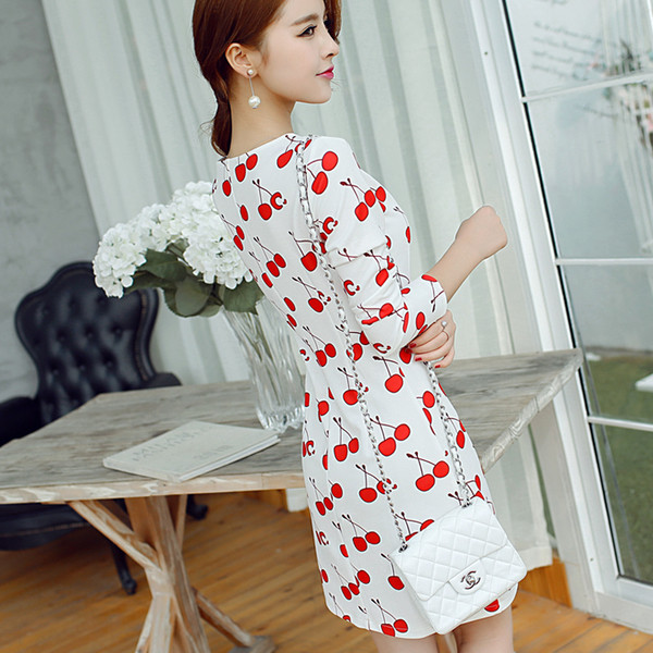 Rochie casual de dama alba, cu aplicatie de cirese