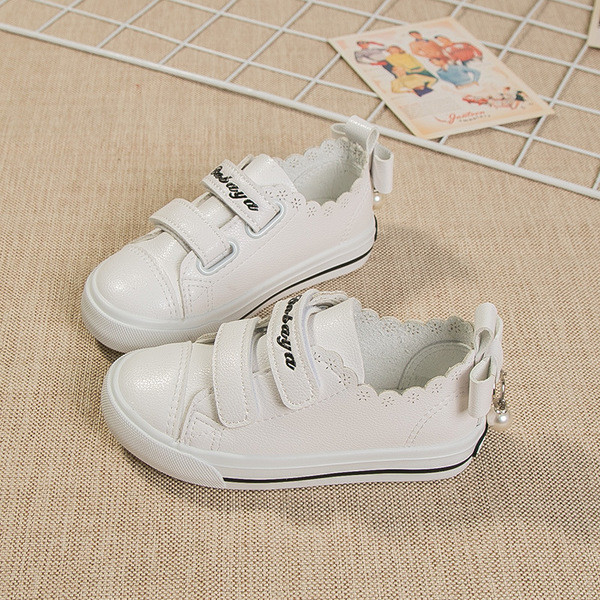 Adidași casual pentru copii pentru o fată cu o panglică și o inscripție în trei culori