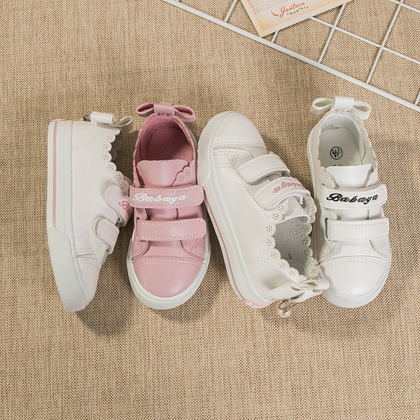 Adidași casual pentru copii pentru o fată cu o panglică și o inscripție în trei culori