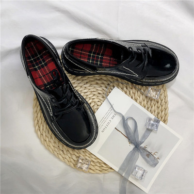 Pantofi casual moderni din piele lacuita pentru doamne in negru