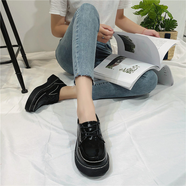 Pantofi casual moderni din piele lacuita pentru doamne in negru