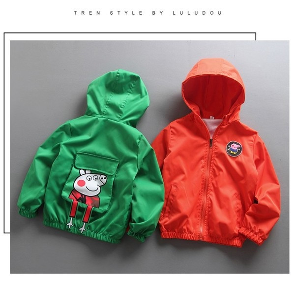 Ежедневно детско яке за момчета с джоб на гърба и цветна апликация в два цвята