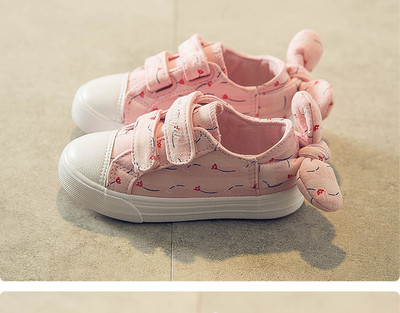 Удобни детски маратонки за момиче в черен и розов цвят с десен и панделка