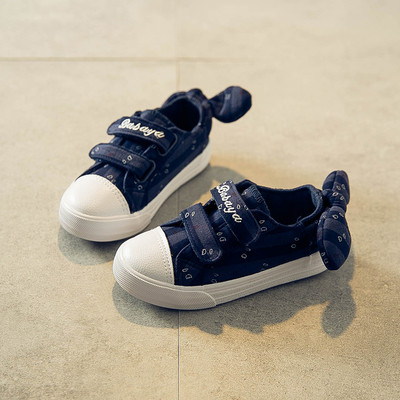 Удобни детски маратонки за момиче в черен и розов цвят с десен и панделка