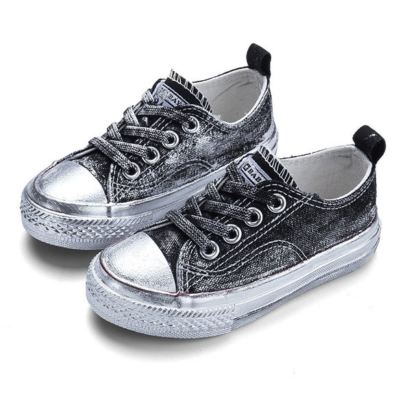 Adidași moderni pentru copii pentru o fată în patru culori