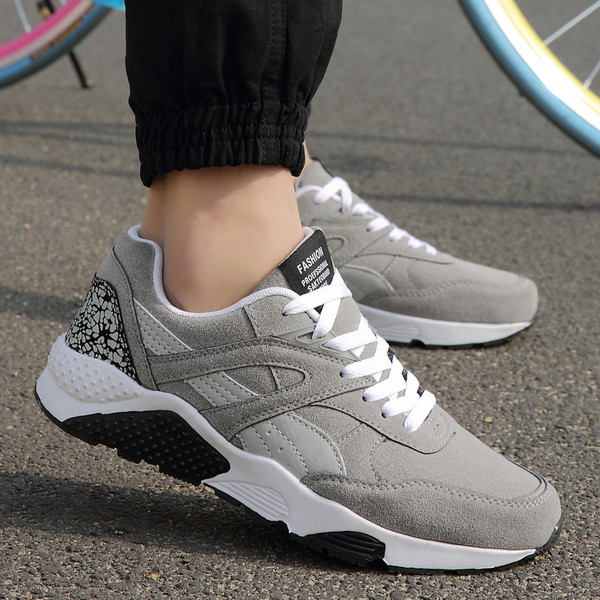 Adidași pentru bărbați în trei culori potriviti pentru utilizarea de zi cu zi