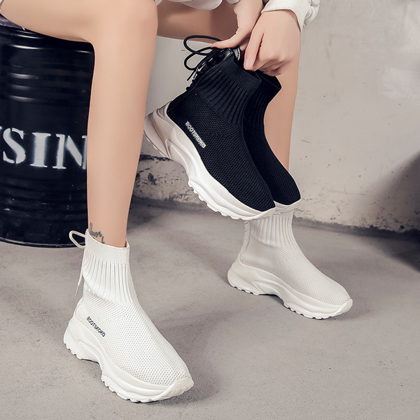 Μοντέρνα γυναικεία αθλητικά παπούτσια  σε μαύρο και άσπρο χρώμα