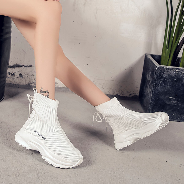 Μοντέρνα γυναικεία αθλητικά παπούτσια  σε μαύρο και άσπρο χρώμα