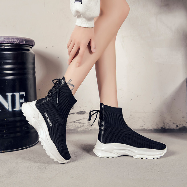 Μοντέρνα γυναικεία αθλητικά παπούτσια  σε μαύρο και άσπρο χρώμα