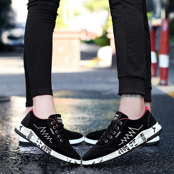 Актуални мъжки маратонки в черен цвят с надписи